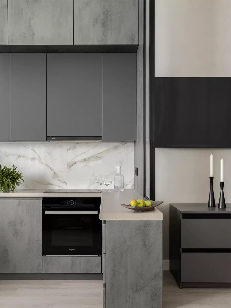 Практичный интерьер квартиры на последнем этаже высотного дома — проект студии Sloyarch