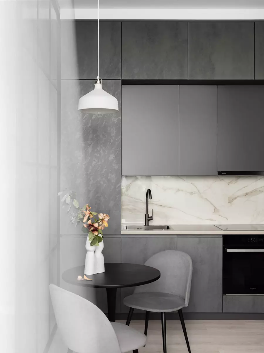 Практичный интерьер квартиры на последнем этаже высотного дома — проект студии Sloyarch