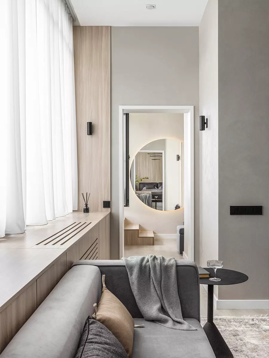 Практичный интерьер квартиры на последнем этаже высотного дома — проект студии Sloyarch