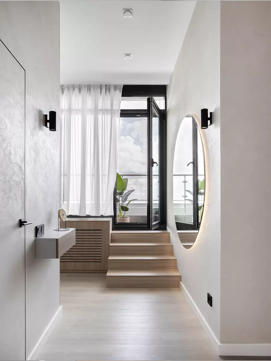 Практичный интерьер квартиры на последнем этаже высотного дома — проект студии Sloyarch