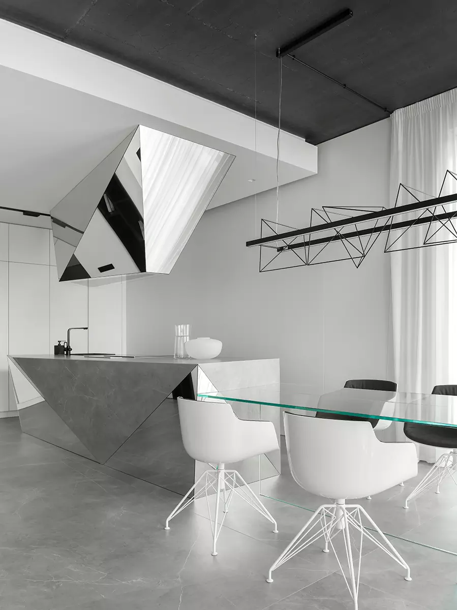 Скульптурные объемы, зеркала и гибкое зонирование в монохромном интерьере – проект студии Geometrix Design