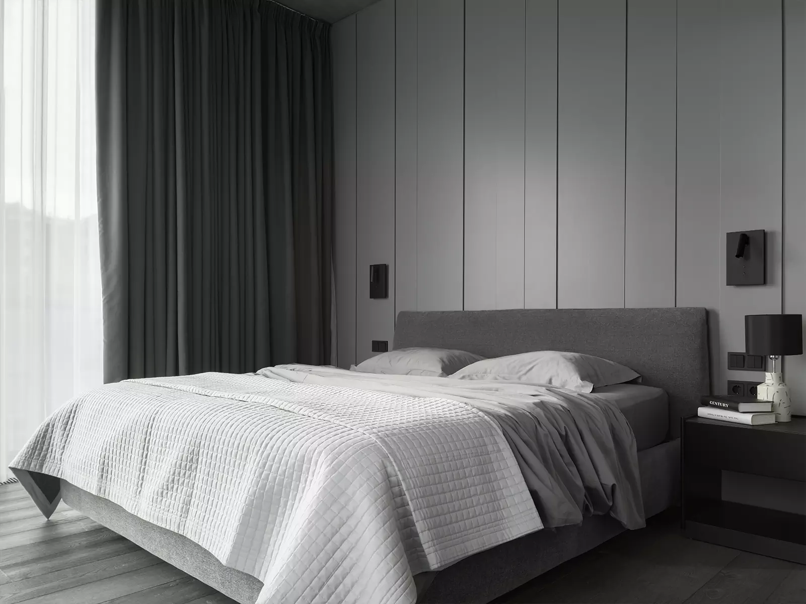 Скульптурные объемы, зеркала и гибкое зонирование в монохромном интерьере – проект студии Geometrix Design