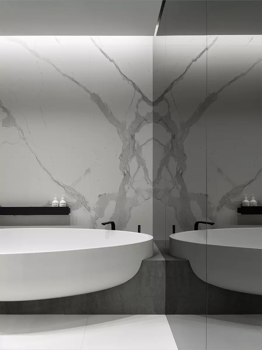 Скульптурные объемы, зеркала и гибкое зонирование в монохромном интерьере – проект студии Geometrix Design