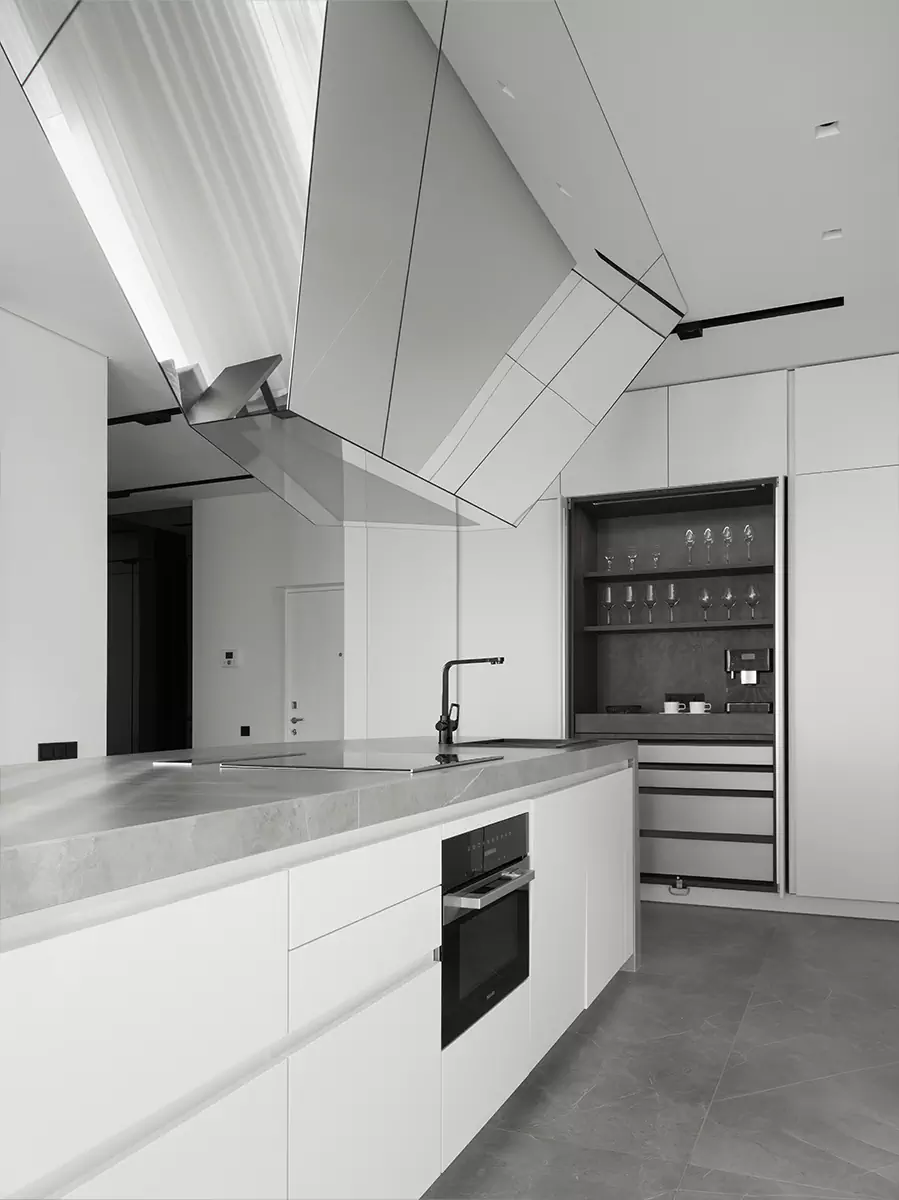 Скульптурные объемы, зеркала и гибкое зонирование в монохромном интерьере – проект студии Geometrix Design