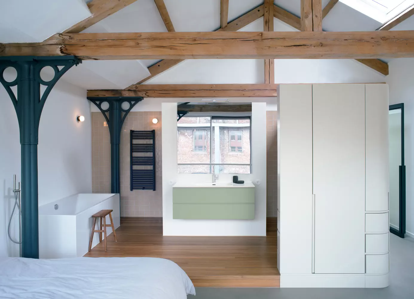 Эстетика повседневности в интерьере апартаментов с высокими потолками и световыми окнами — проект Studio Appelo