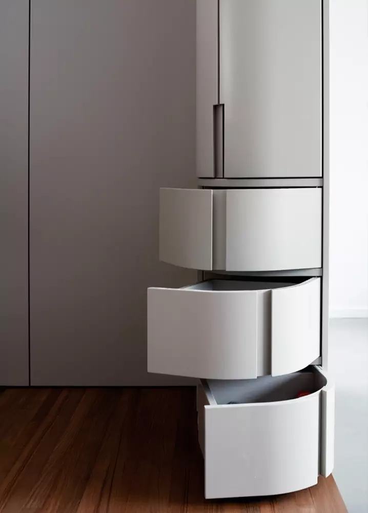 Эстетика повседневности в интерьере апартаментов с высокими потолками и световыми окнами — проект Studio Appelo