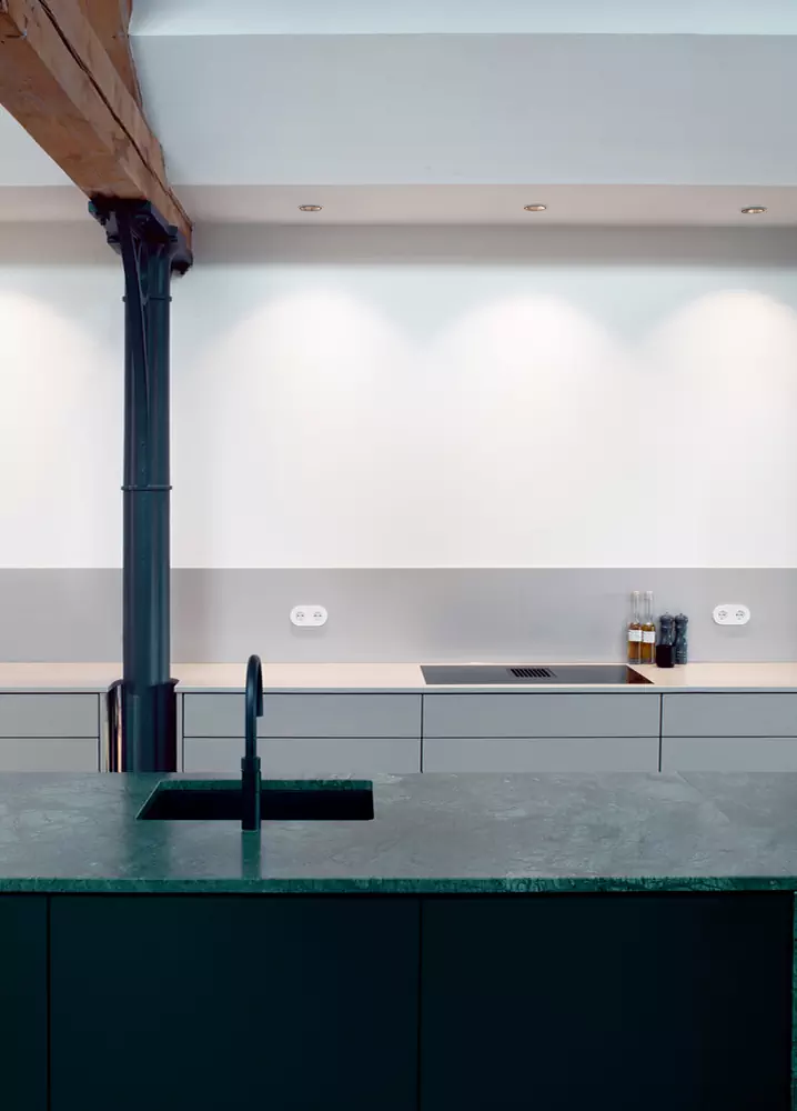 Эстетика повседневности в интерьере апартаментов с высокими потолками и световыми окнами — проект Studio Appelo