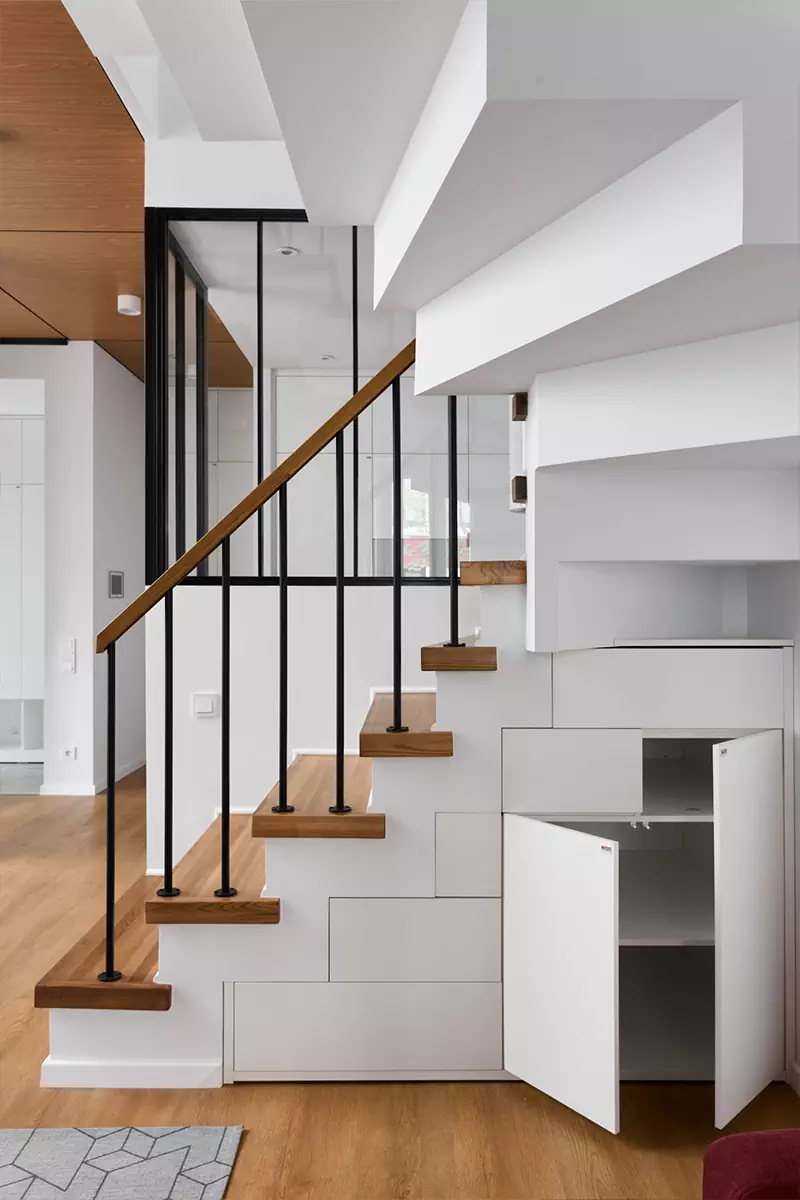 Эффектный интерьер двухуровневой квартиры с атмосферой загородного дома — проект мастерской дизайна Брусника