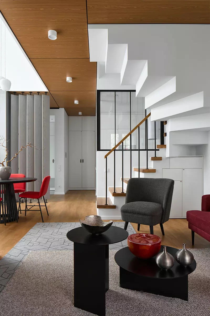 Эффектный интерьер двухуровневой квартиры с атмосферой загородного дома — проект мастерской дизайна Брусника