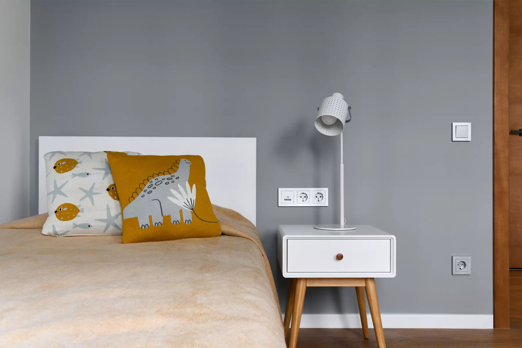 Эффектный интерьер двухуровневой квартиры с атмосферой загородного дома — проект мастерской дизайна Брусника