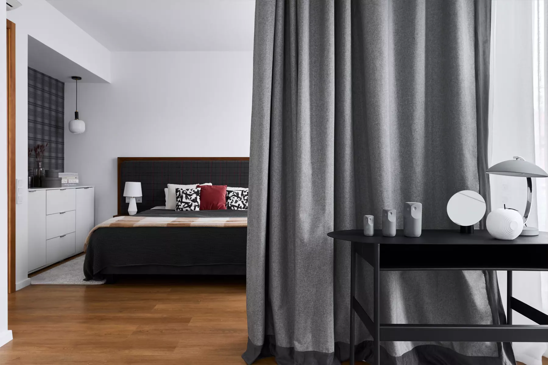 Эффектный интерьер двухуровневой квартиры с атмосферой загородного дома — проект мастерской дизайна Брусника