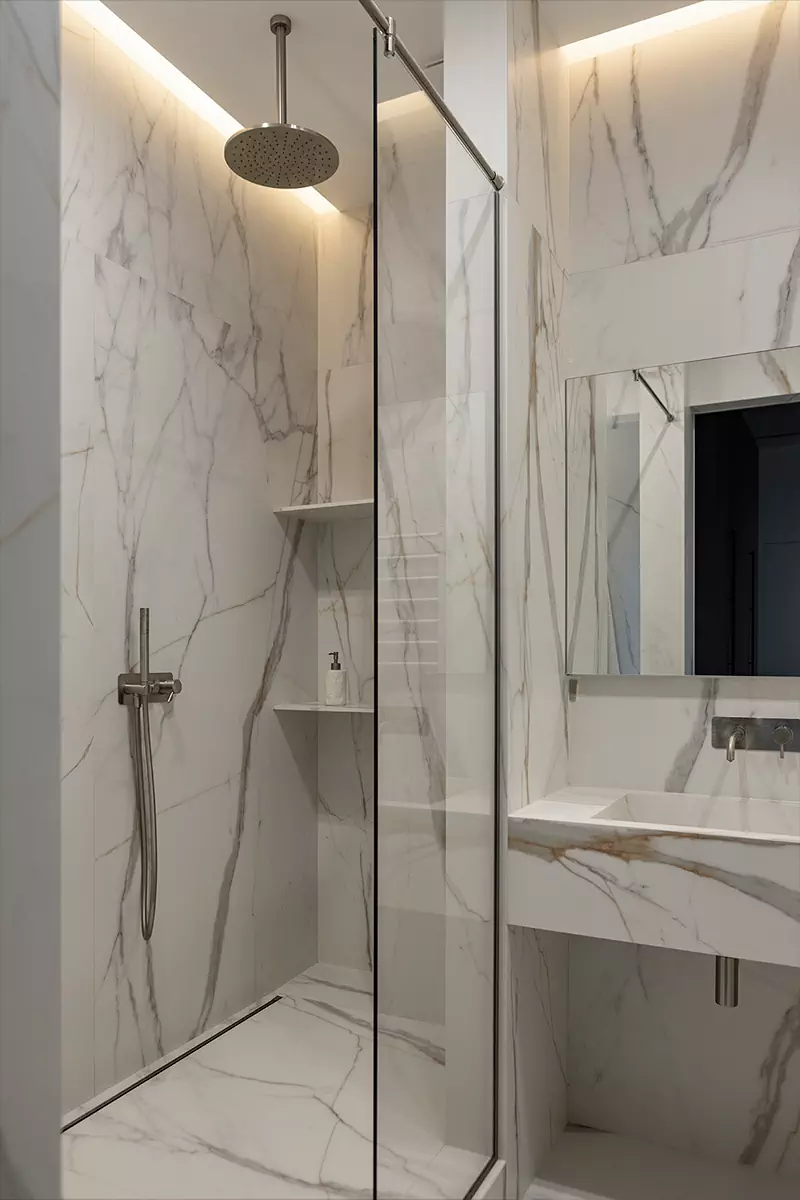 Брутальный, но чувственный интерьер пентхауса с открытой террасой — проект Insight-Studio