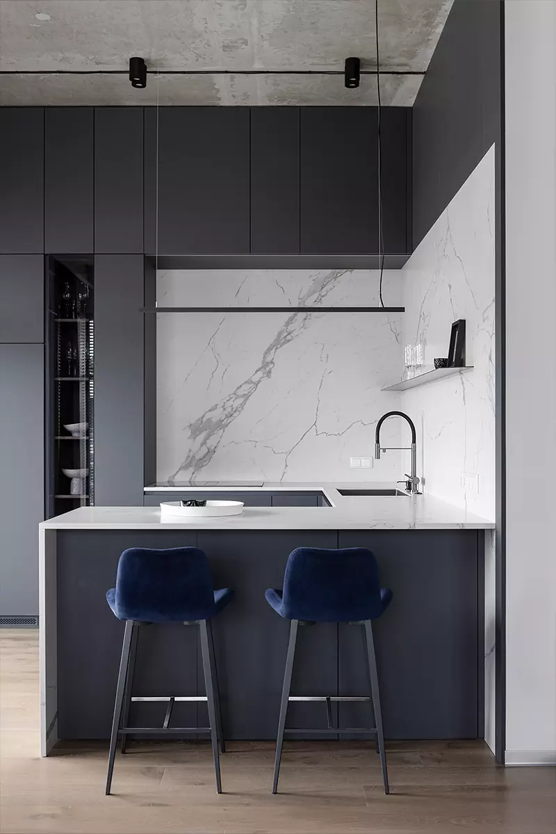 Брутальный, но чувственный интерьер пентхауса с открытой террасой — проект Insight-Studio