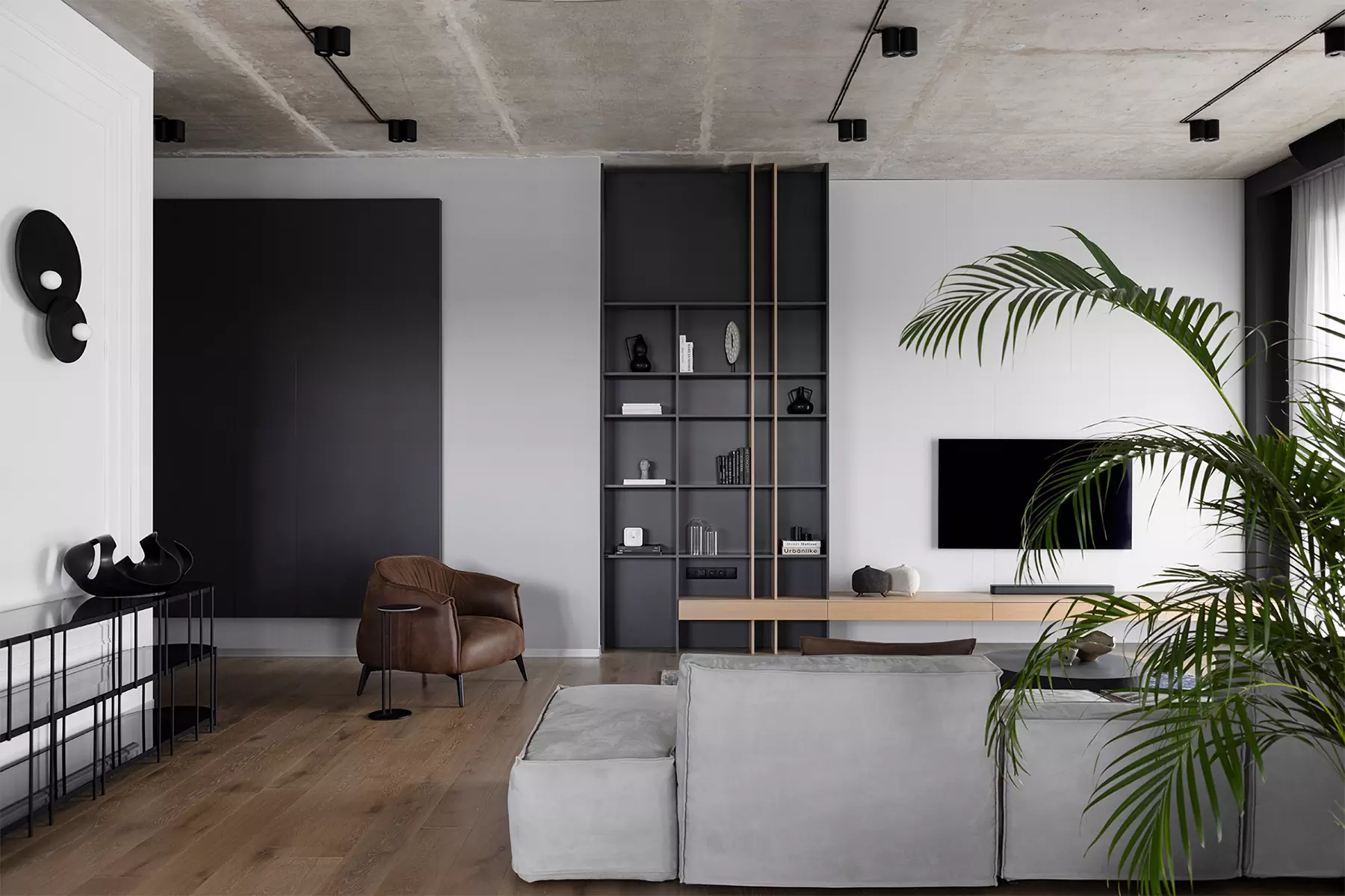 Брутальный, но чувственный интерьер пентхауса с открытой террасой — проект Insight-Studio