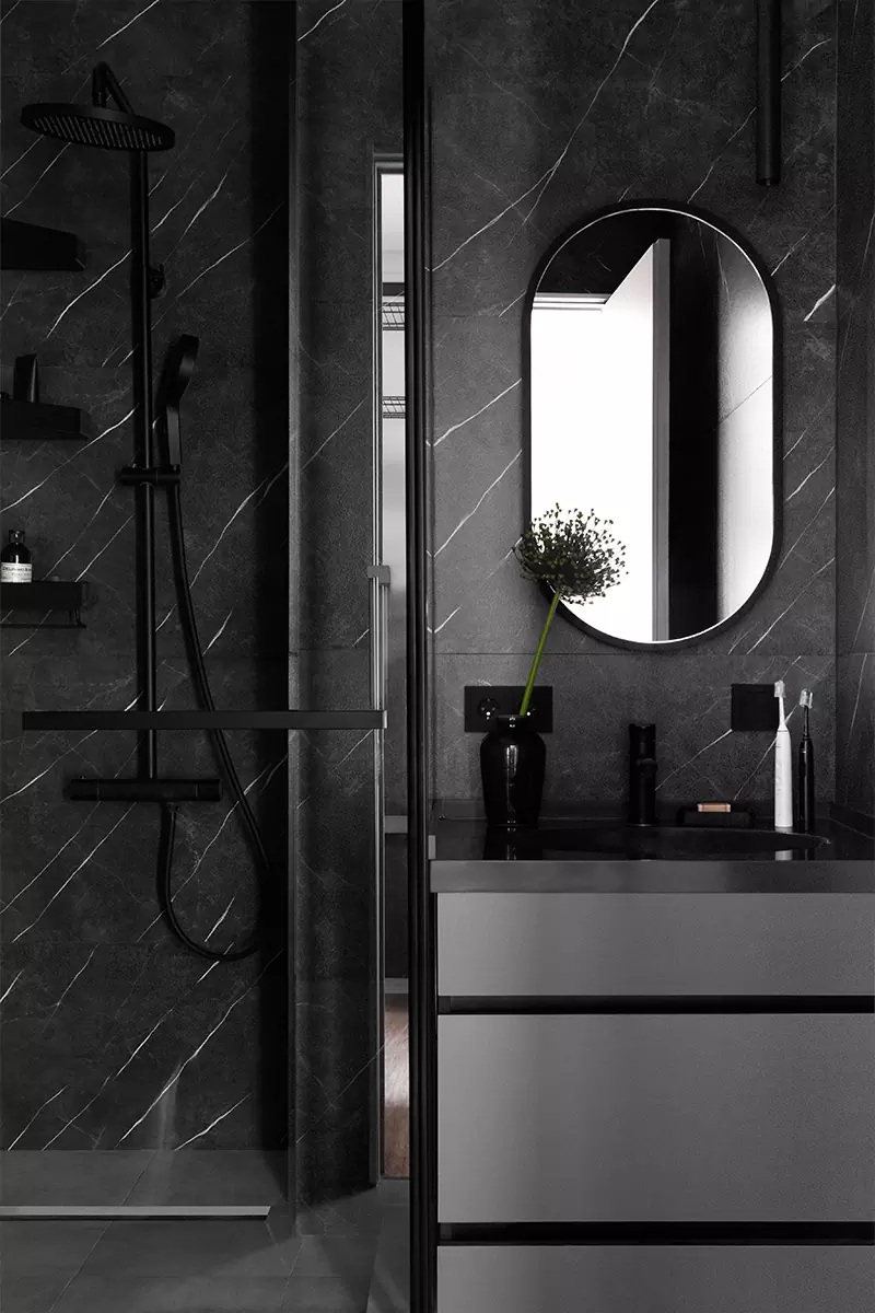 Строгий интерьер квартиры с видом на горы и контрастными деталями — проект Фариза Мамедова