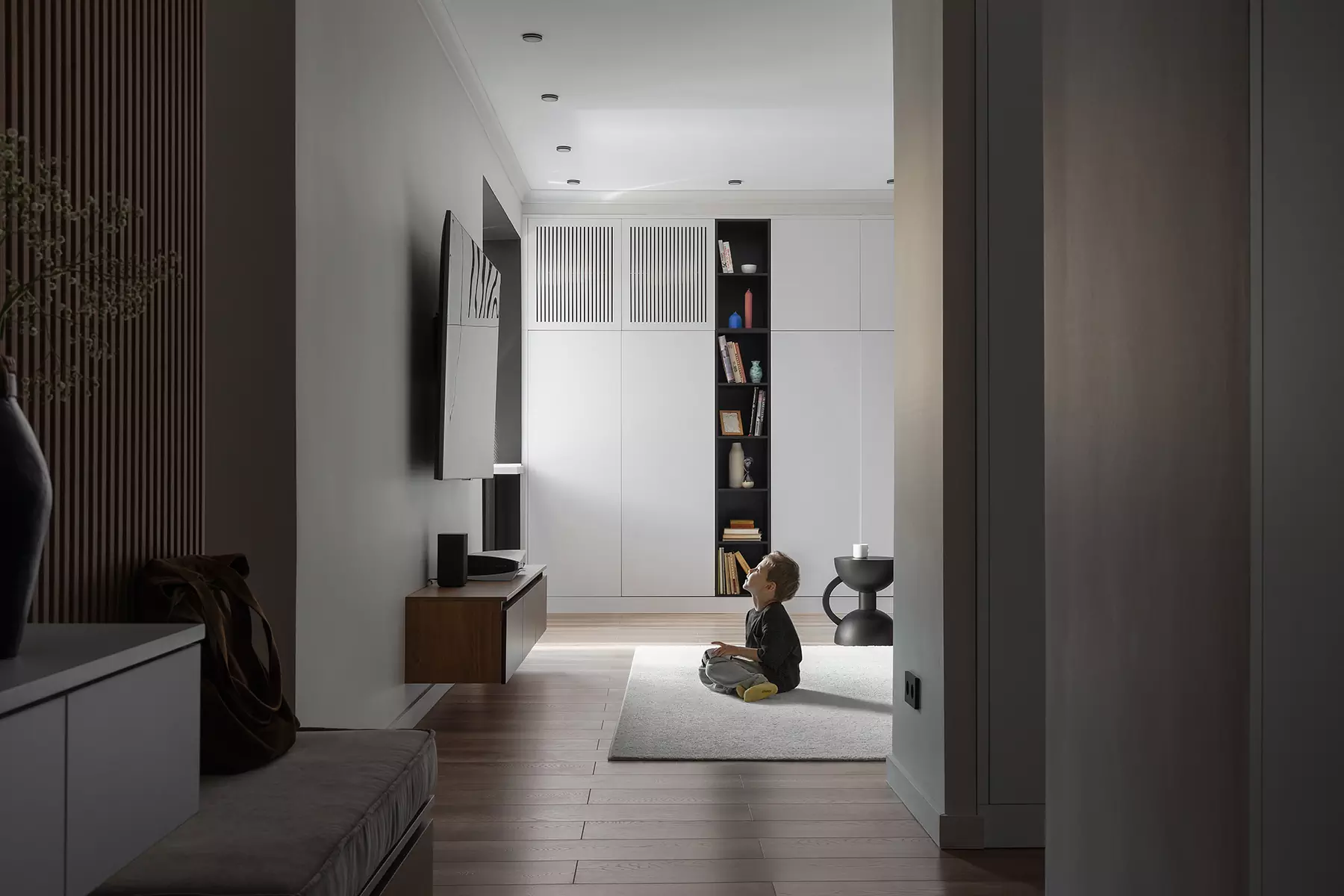 Строгий интерьер квартиры с видом на горы и контрастными деталями — проект Фариза Мамедова