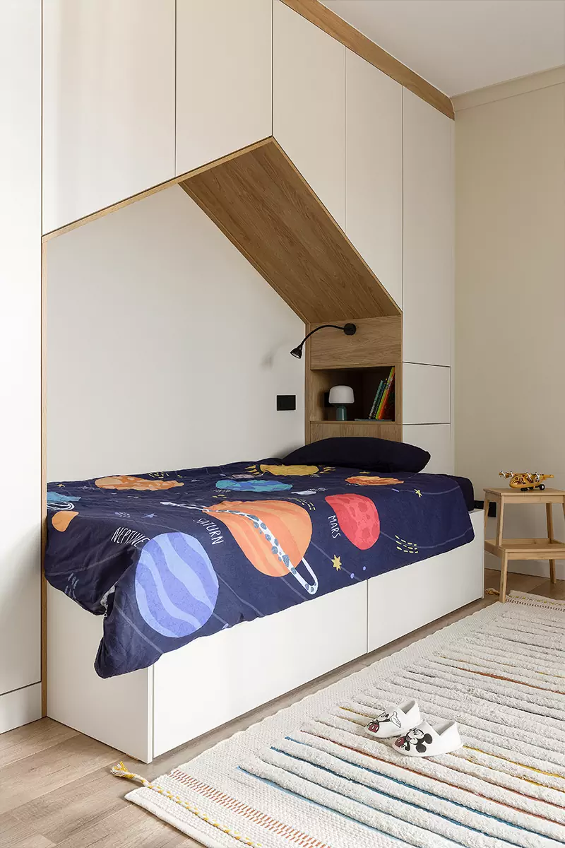 Строгий интерьер квартиры с видом на горы и контрастными деталями — проект Фариза Мамедова