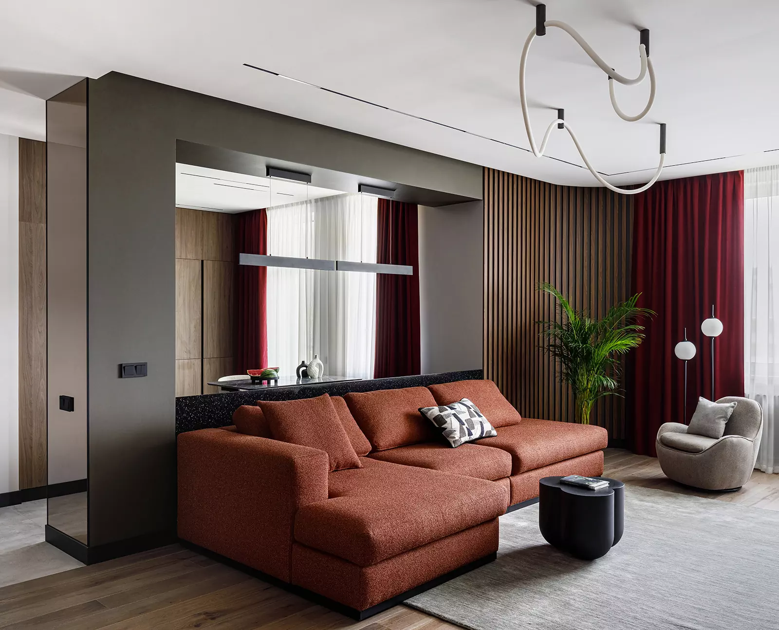 Сочетание бордового и терракотового в интерьере квартиры для большой семьи — проект дизайн-студии Полины Агафоновой