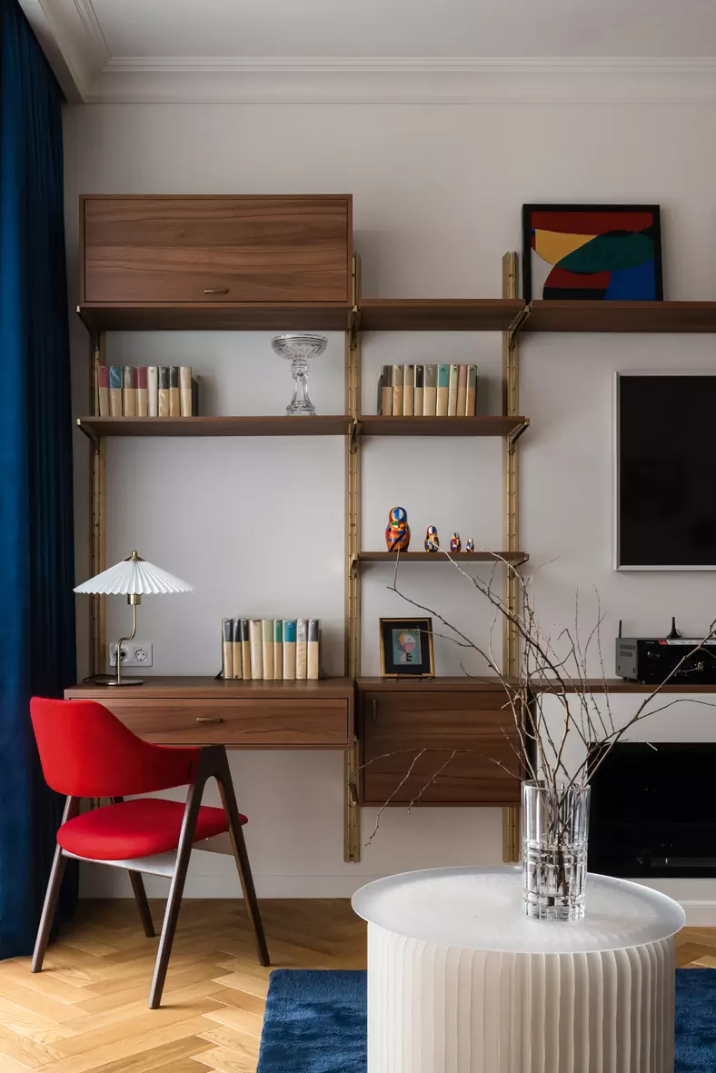 Приятные на ощупь материалы и советский шик в интерьере исторической квартиры — проект Ивана Миняева и Марии Онучиной