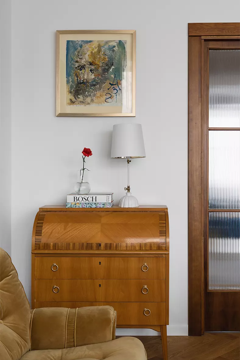 Приятные на ощупь материалы и советский шик в интерьере исторической квартиры — проект Ивана Миняева и Марии Онучиной