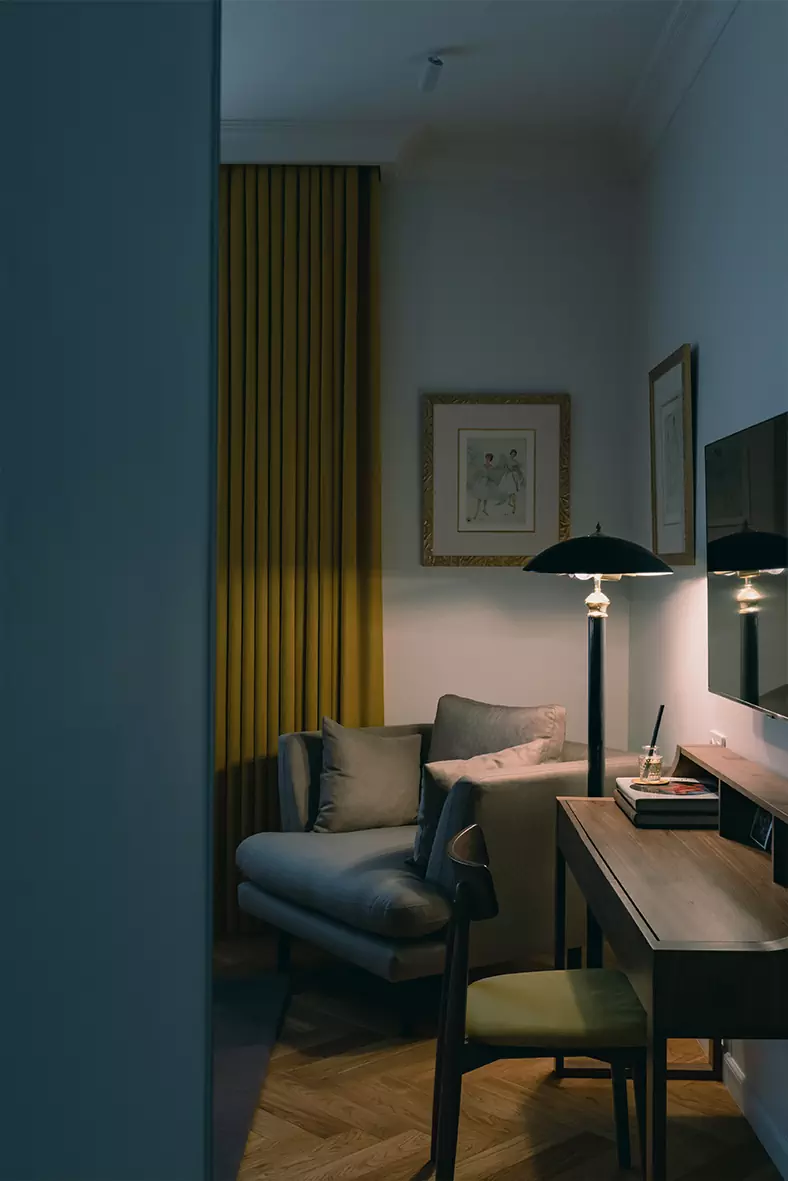 Приятные на ощупь материалы и советский шик в интерьере исторической квартиры — проект Ивана Миняева и Марии Онучиной