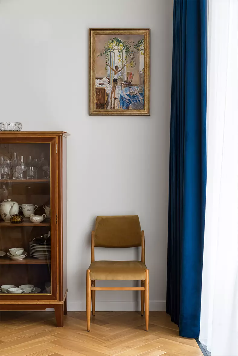 Приятные на ощупь материалы и советский шик в интерьере исторической квартиры — проект Ивана Миняева и Марии Онучиной