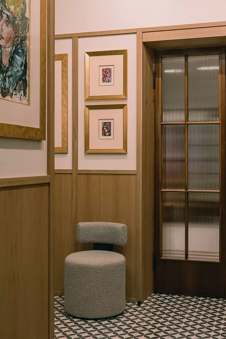 Приятные на ощупь материалы и советский шик в интерьере исторической квартиры — проект Ивана Миняева и Марии Онучиной