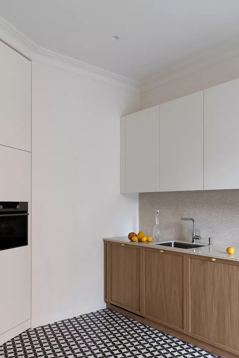 Приятные на ощупь материалы и советский шик в интерьере исторической квартиры — проект Ивана Миняева и Марии Онучиной