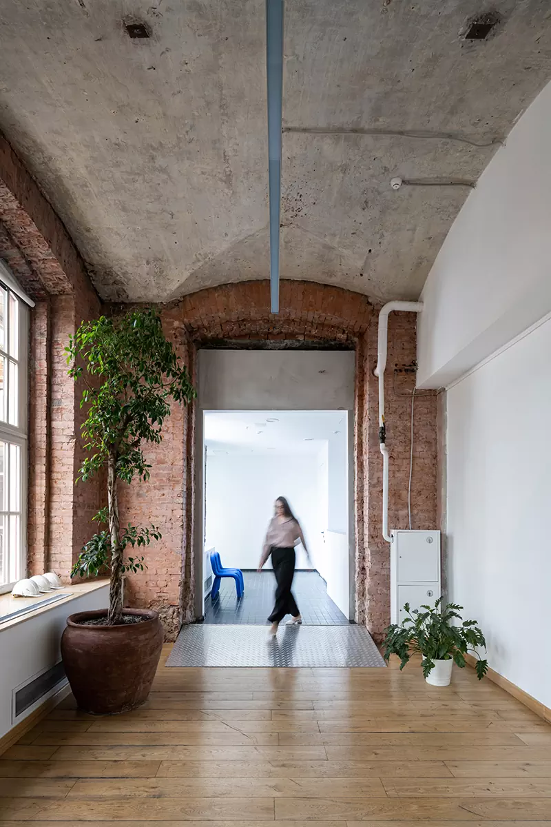 Офис как второй дом: монументальная архитектура и живые растения в интерьере рабочего пространства — проект бюро Basis