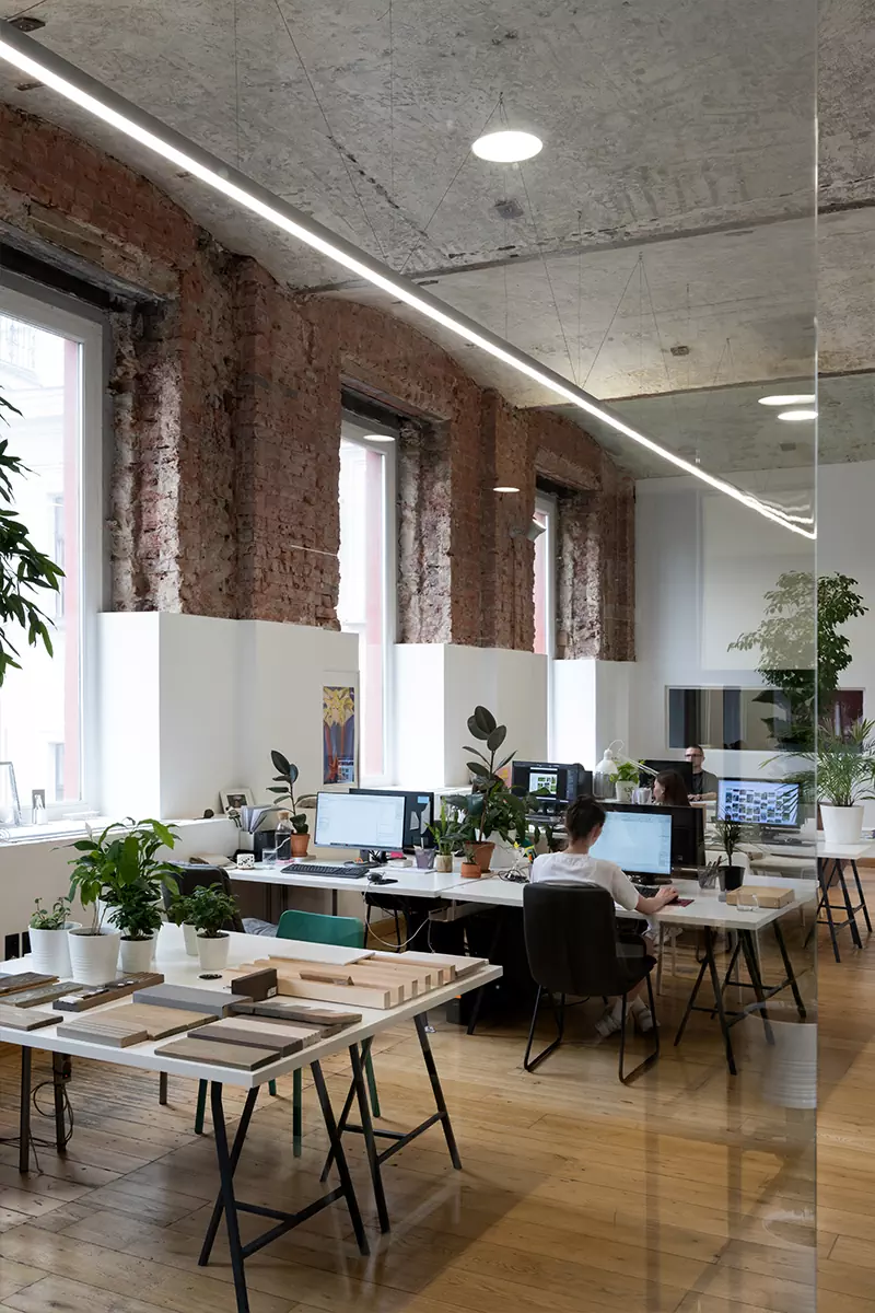 Офис как второй дом: монументальная архитектура и живые растения в интерьере рабочего пространства — проект бюро Basis