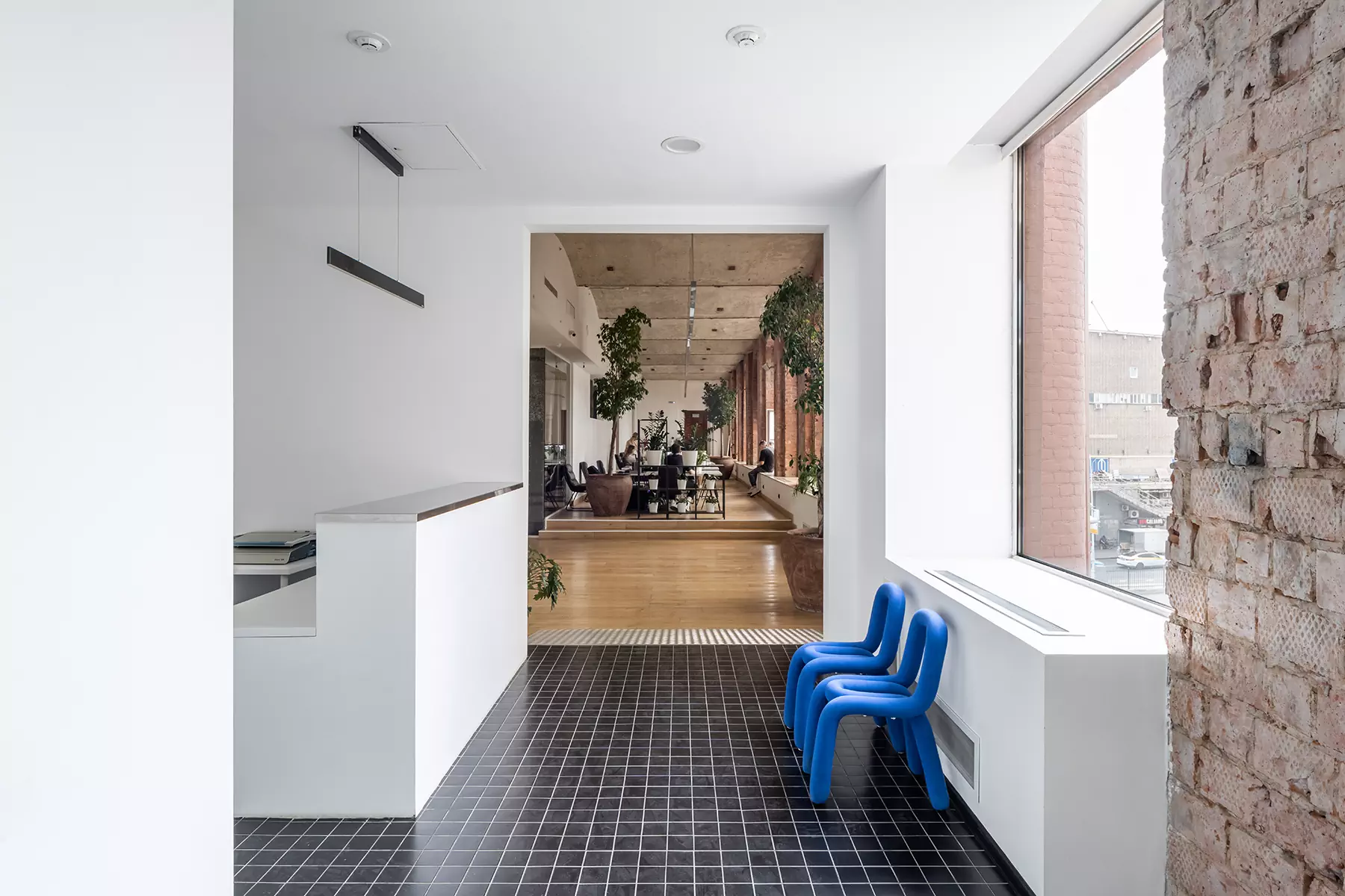 Офис как второй дом: монументальная архитектура и живые растения в интерьере рабочего пространства — проект бюро Basis