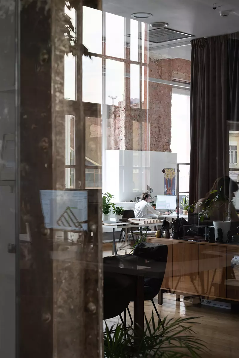 Офис как второй дом: монументальная архитектура и живые растения в интерьере рабочего пространства — проект бюро Basis