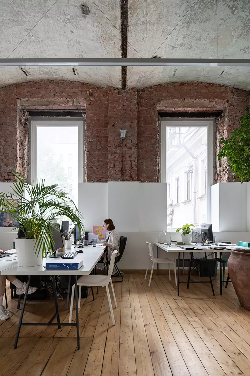 Офис как второй дом: монументальная архитектура и живые растения в интерьере рабочего пространства — проект бюро Basis