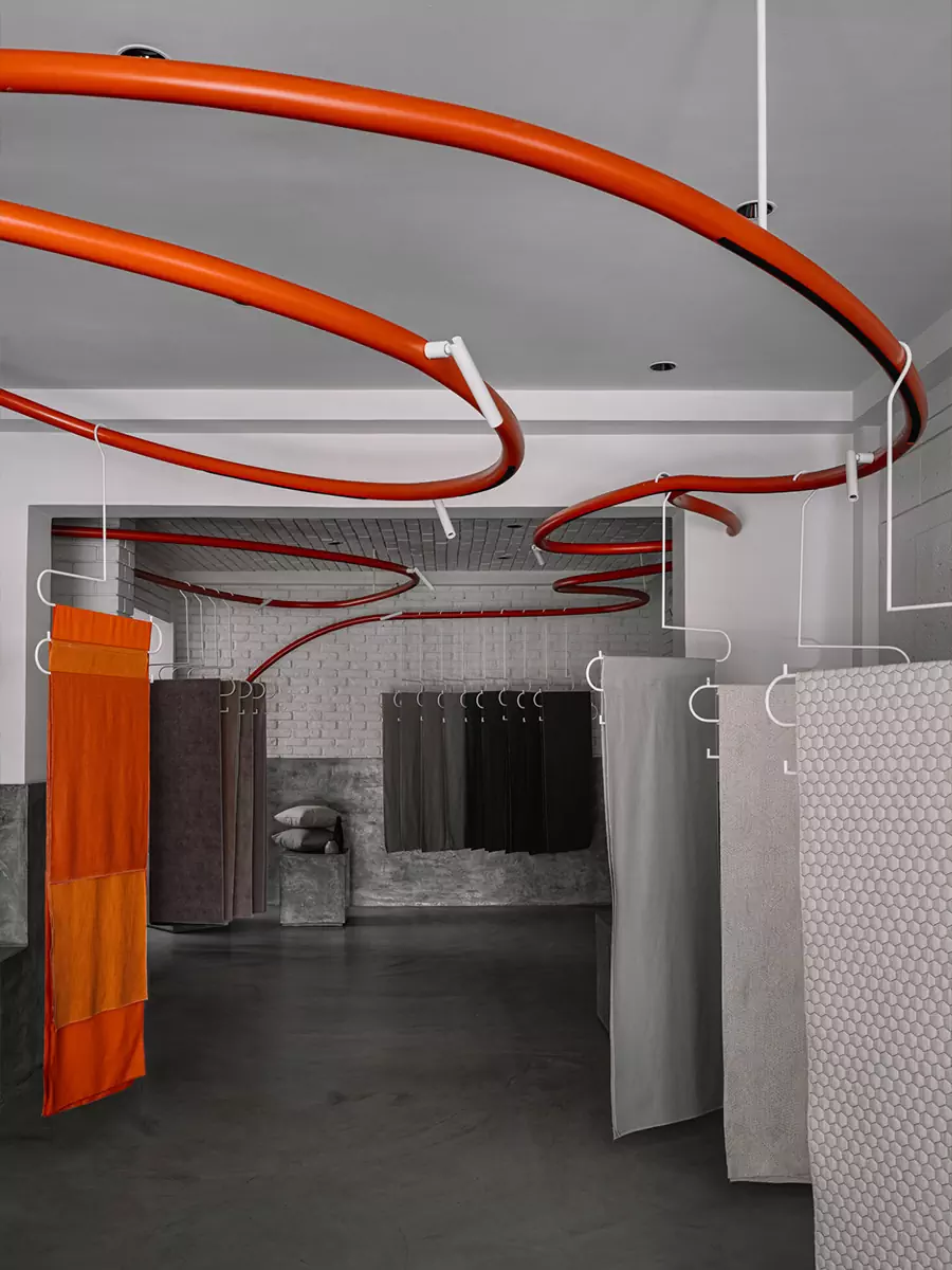 Красной нитью: интерьер салона тканей в Индии, вдохновленный красотой танца — проект Workers of Art