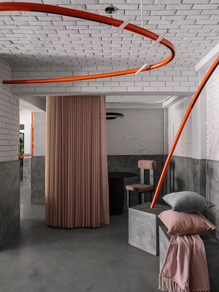 Красной нитью: интерьер салона тканей в Индии, вдохновленный красотой танца — проект Workers of Art