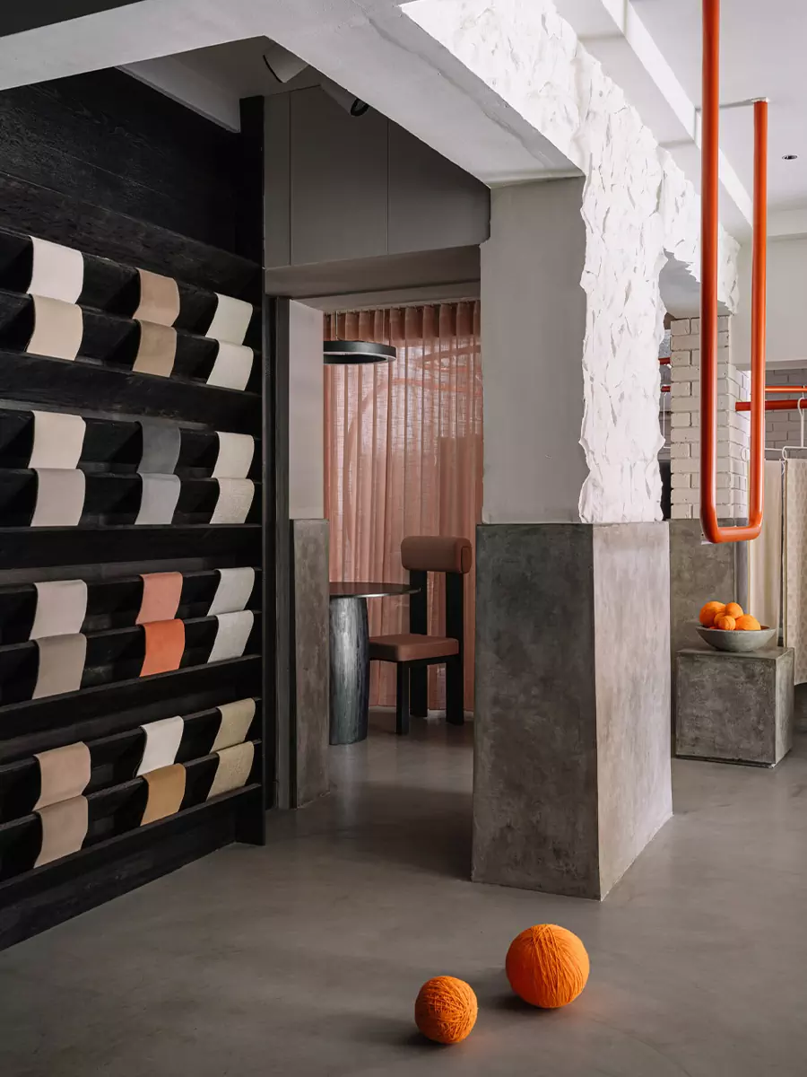 Красной нитью: интерьер салона тканей в Индии, вдохновленный красотой танца — проект Workers of Art