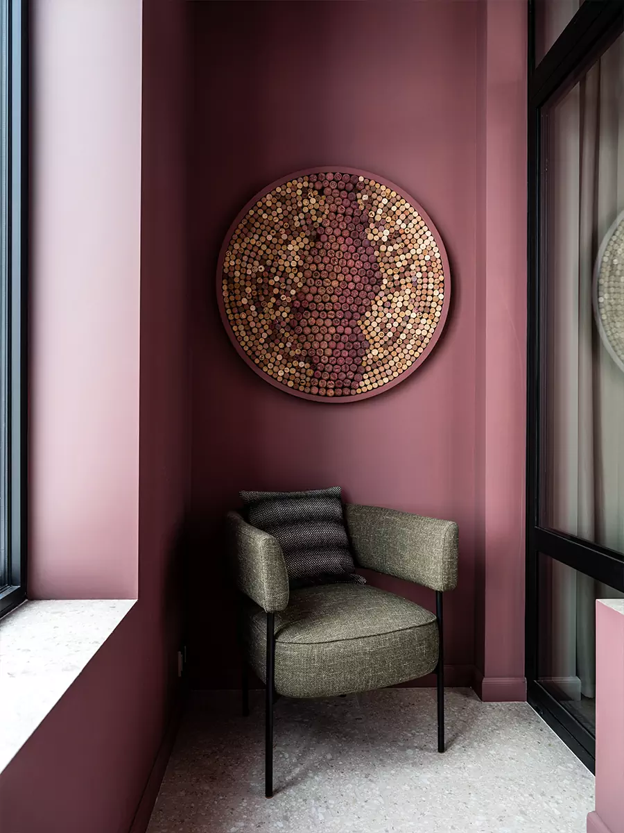 Предметы с историей и сложные цветовые сочетания в интерьере квартиры для психолога — проект студии YU Design