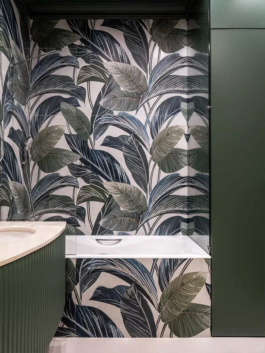 Предметы с историей и сложные цветовые сочетания в интерьере квартиры для психолога — проект студии YU Design