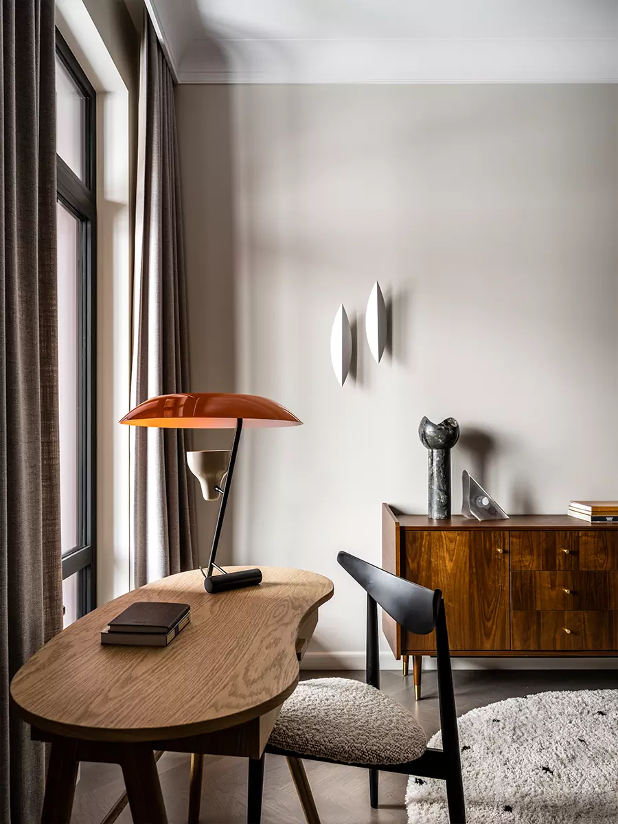 Предметы с историей и сложные цветовые сочетания в интерьере квартиры для психолога — проект студии YU Design