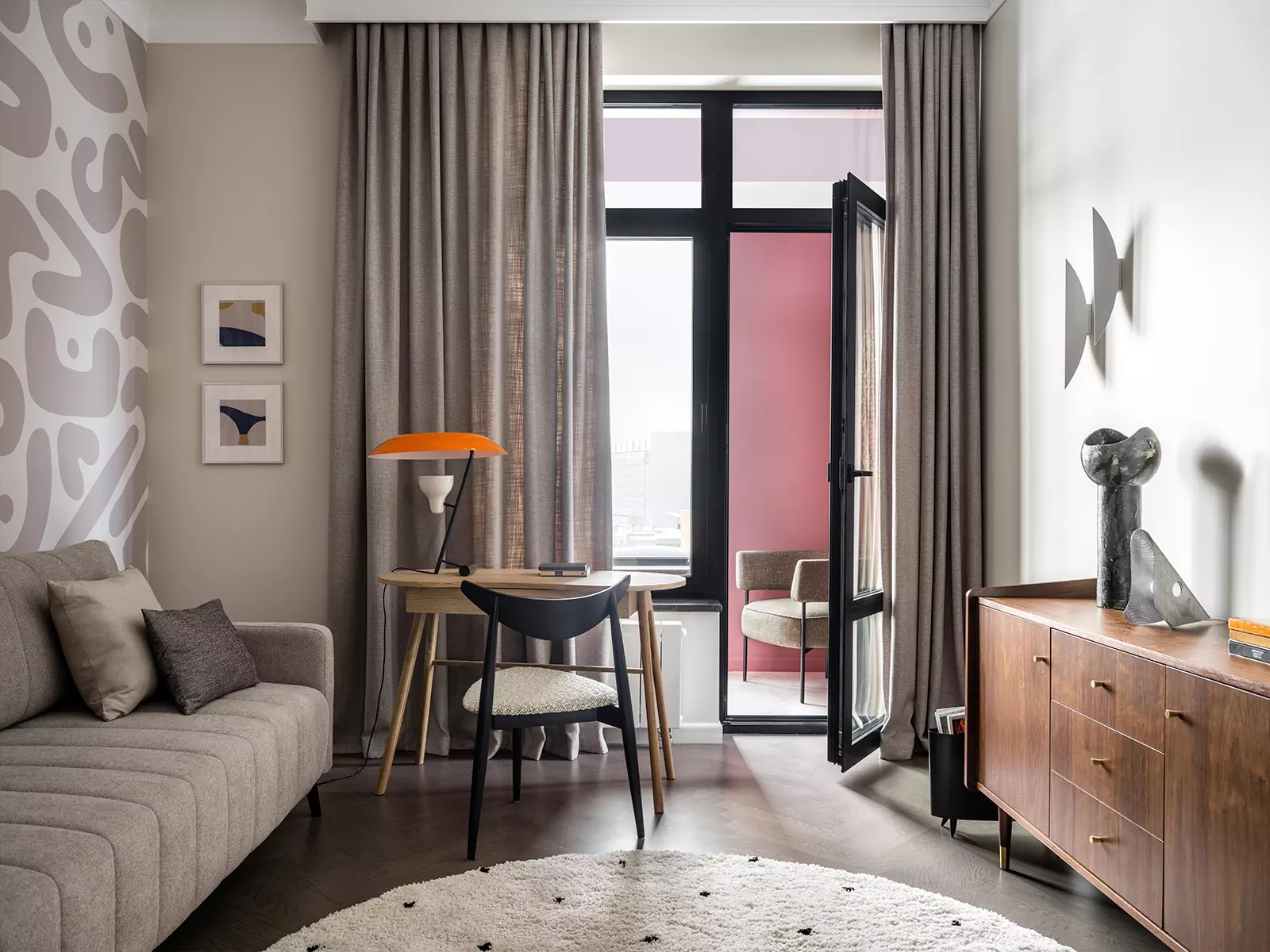 Предметы с историей и сложные цветовые сочетания в интерьере квартиры для психолога — проект студии YU Design