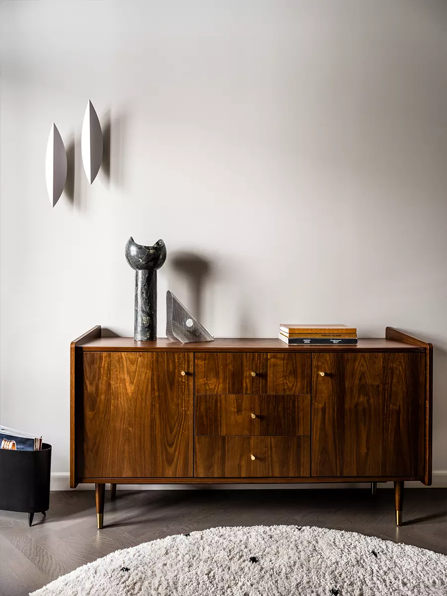 Предметы с историей и сложные цветовые сочетания в интерьере квартиры для психолога — проект студии YU Design