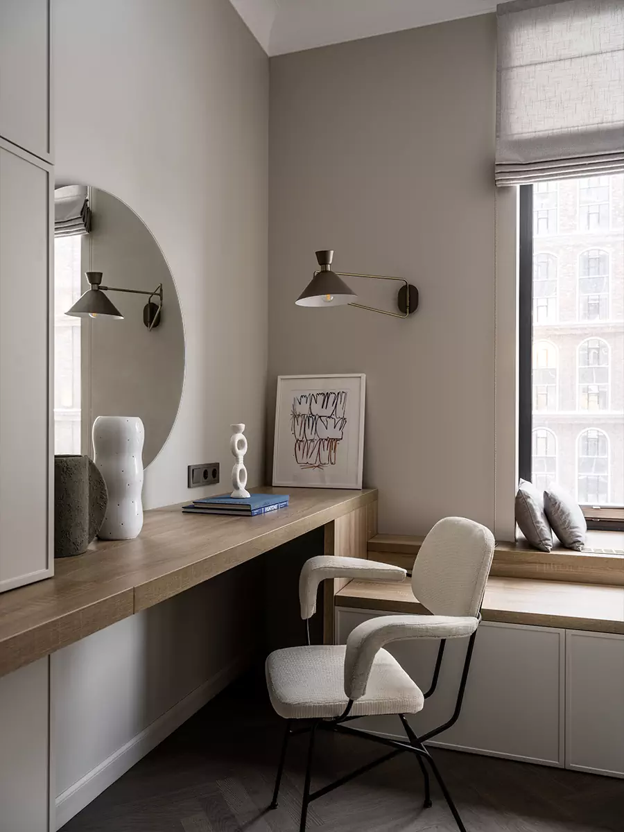 Предметы с историей и сложные цветовые сочетания в интерьере квартиры для психолога — проект студии YU Design