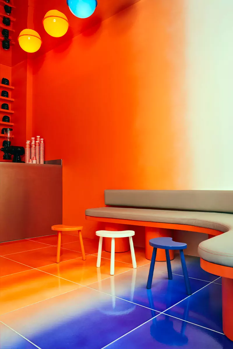 Ретро-футуристичная атмосфера в интерьере модной парижской кофейни — проект коллектива Uchronia