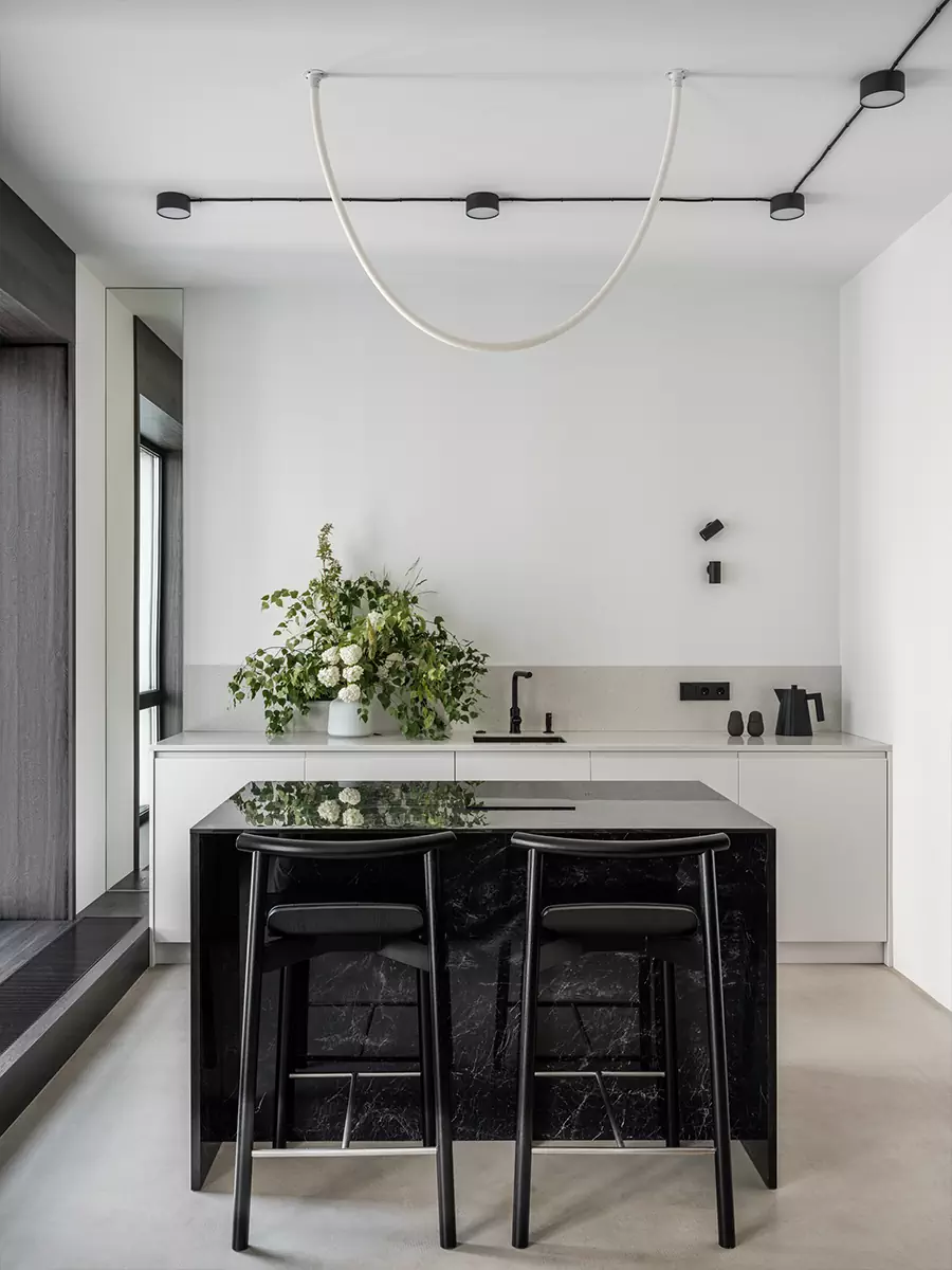 Монохромный интерьер квартиры-студии со строгим зонированием — проект BLOK Studio