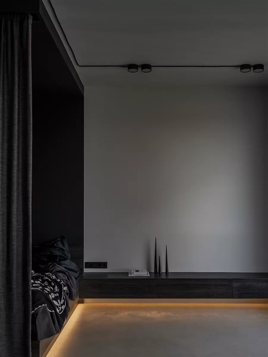 Монохромный интерьер квартиры-студии со строгим зонированием — проект BLOK Studio