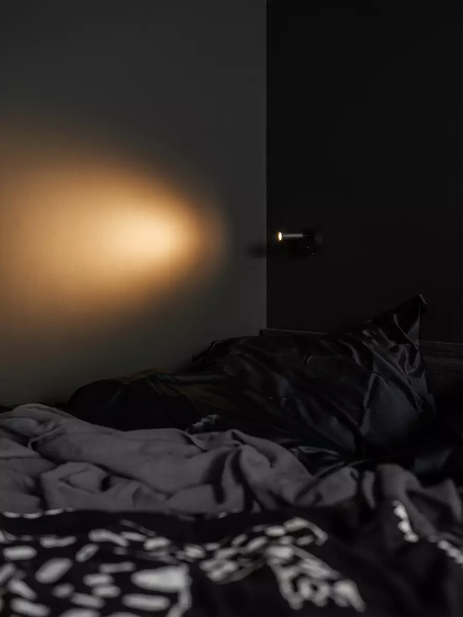 Монохромный интерьер квартиры-студии со строгим зонированием — проект BLOK Studio