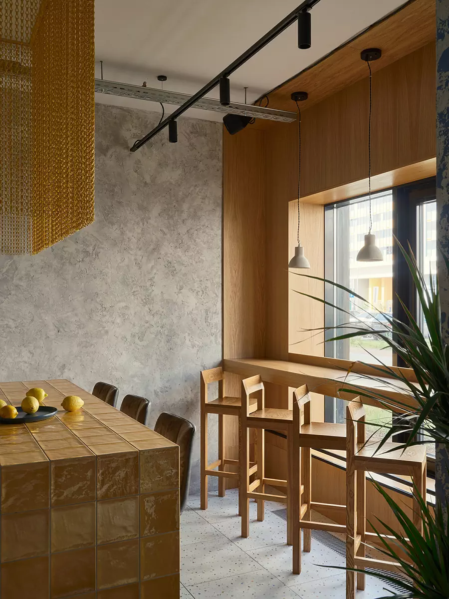 Янтарные стеклоблоки и декоративные цепи в интерьере питерского бара — проект MODGI Group