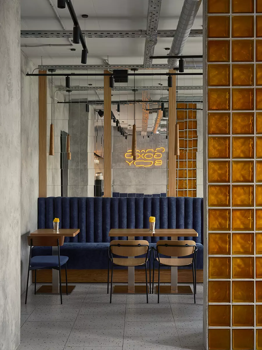 Янтарные стеклоблоки и декоративные цепи в интерьере питерского бара — проект MODGI Group