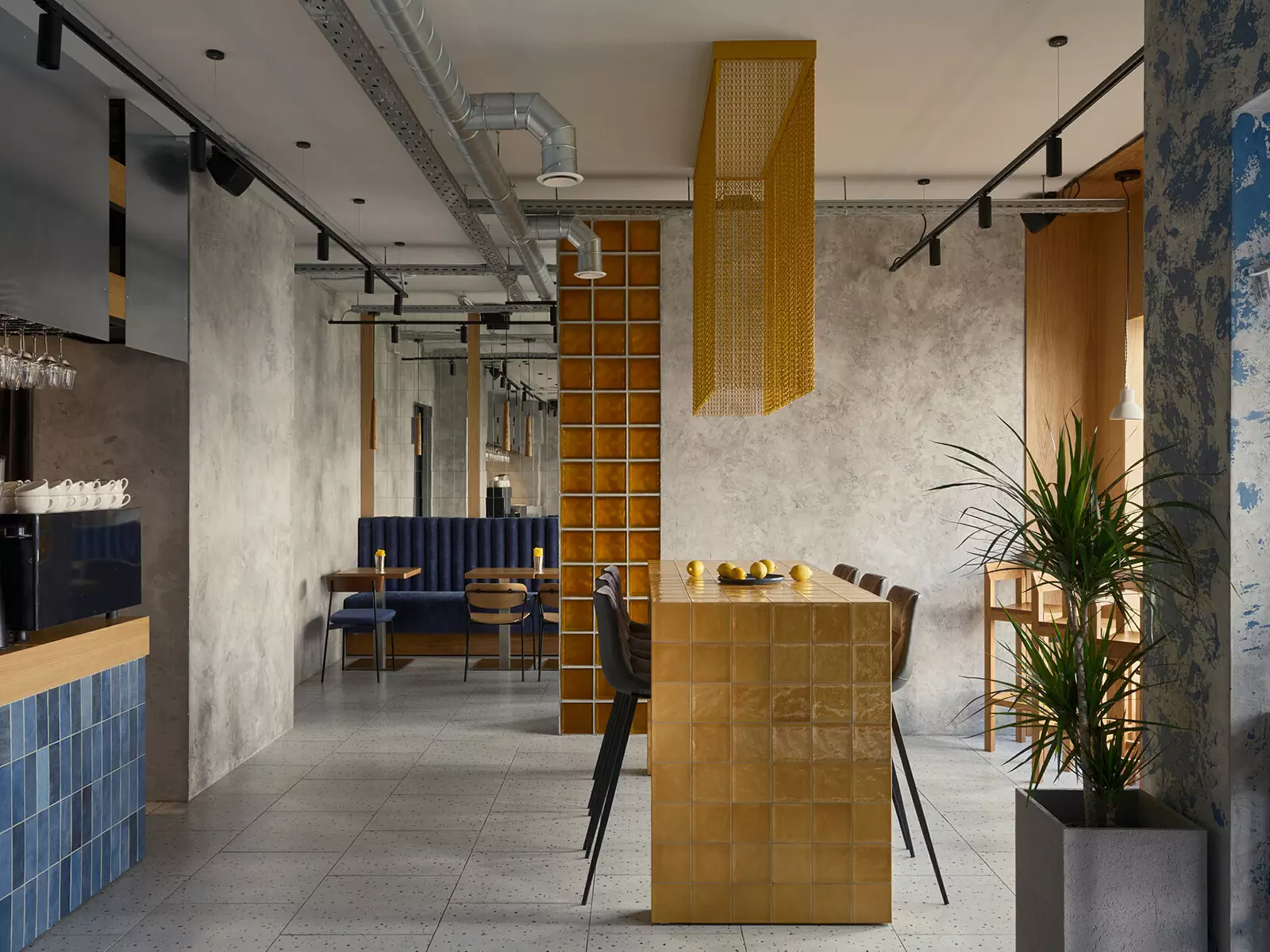 Янтарные стеклоблоки и декоративные цепи в интерьере питерского бара — проект MODGI Group