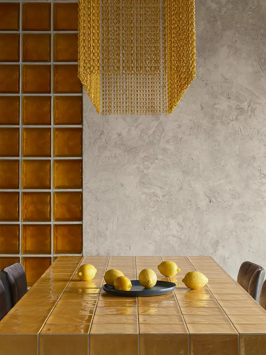 Янтарные стеклоблоки и декоративные цепи в интерьере питерского бара — проект MODGI Group